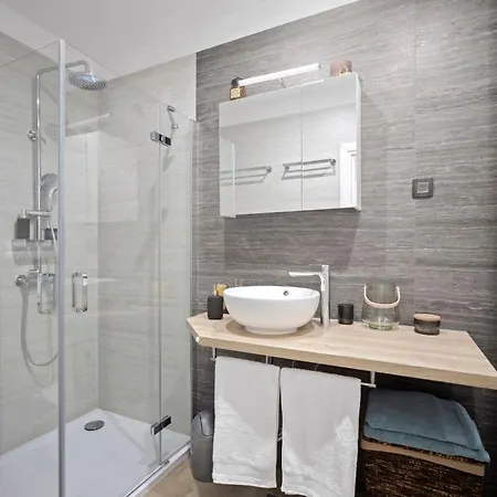 Urban Loft Next To The *